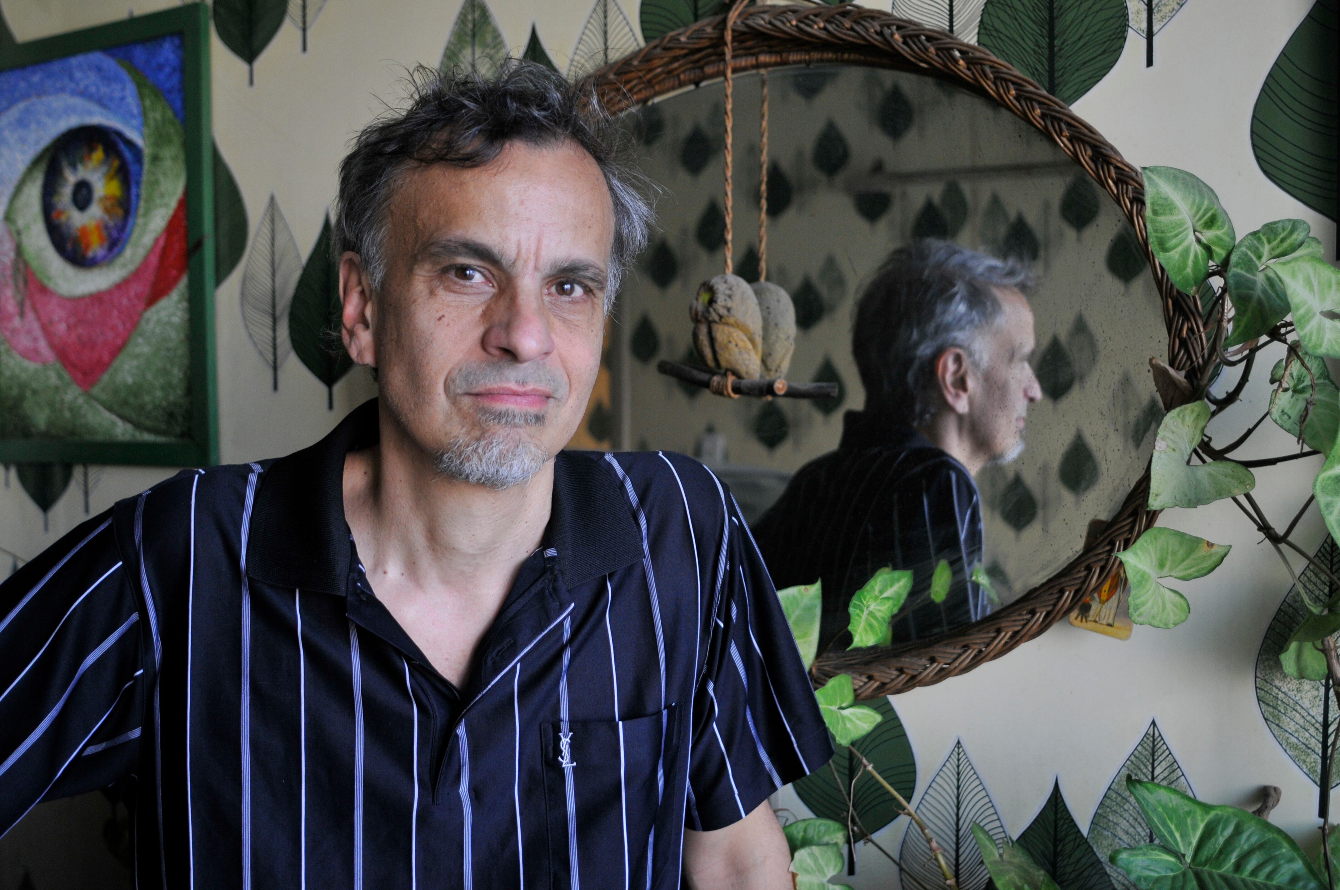 "Tuve épocas más folklóricas pero tengo la base en el rock, aprendí a hacer canciones con Charly, Spinetta y Fito"