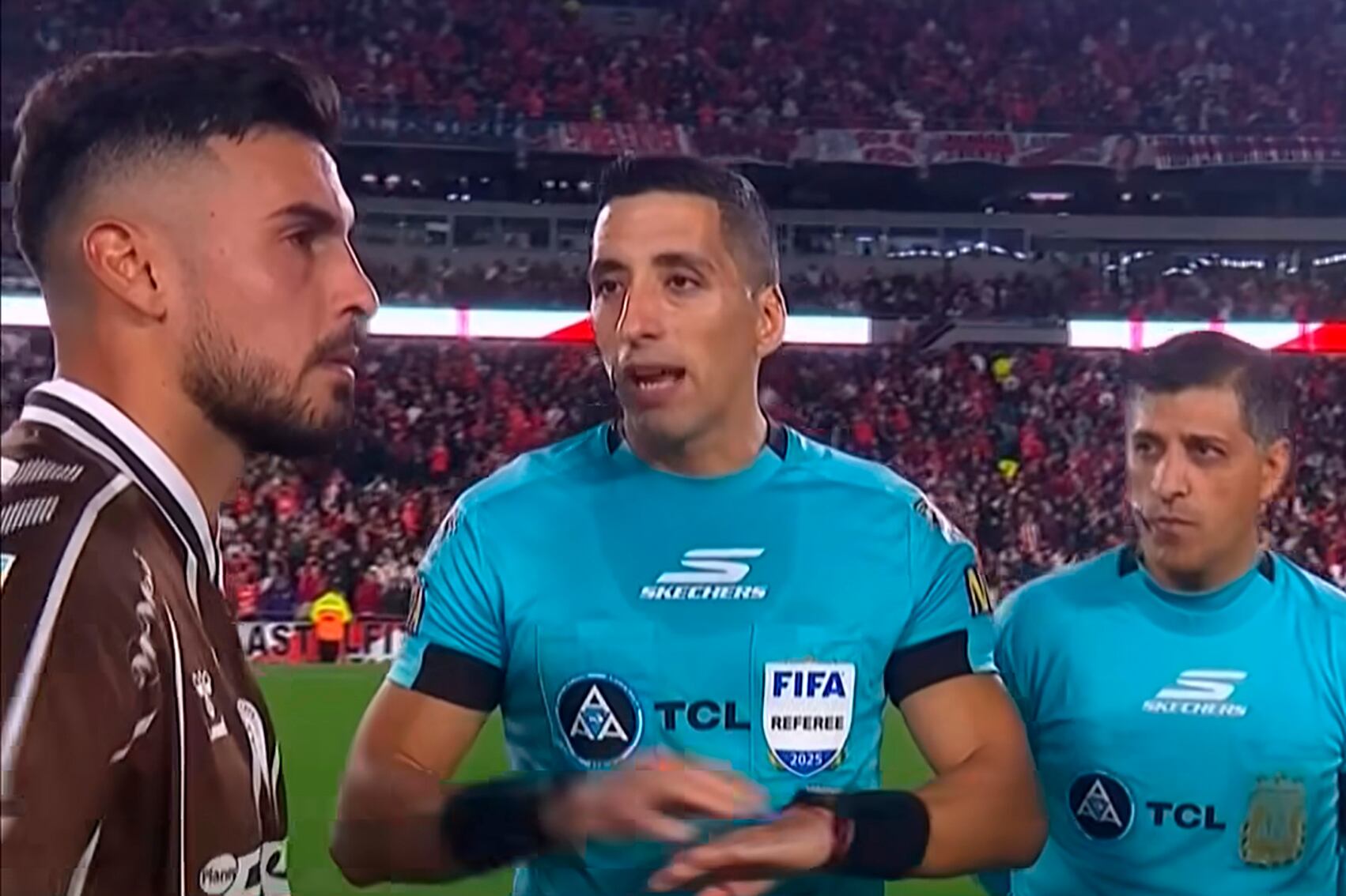 Ignacio Vázquez eligió no mirar al árbitro Falcón Pérez