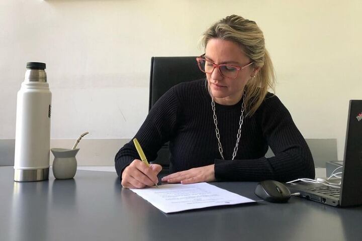 Carolina Píparo reconoció haberle pagado dos mil pesos, un par de zapatillas y un celular. Abajo, la denuncia del joven.