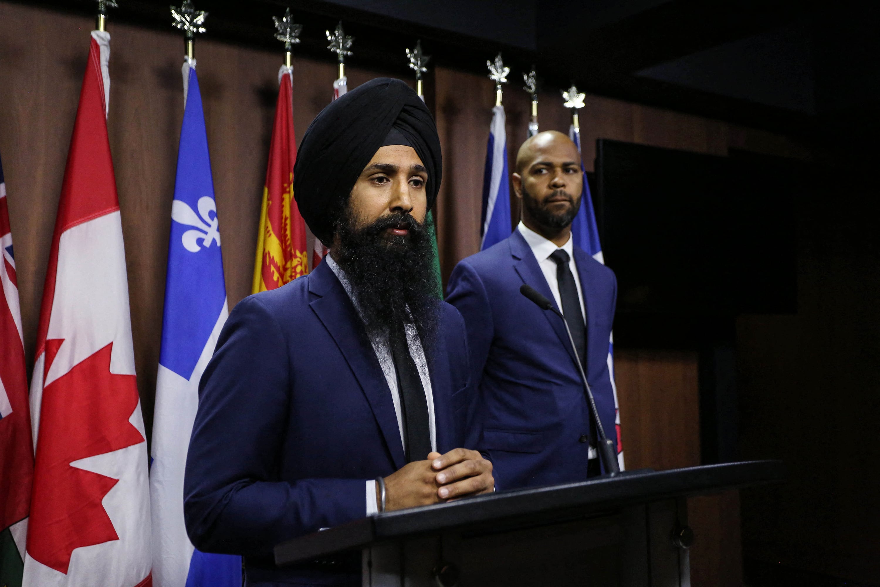 El presidente de la Organización Mundial Sij de Canadá, Mukhbir Singh, y el director ejecutivo del Consejo Nacional de Musulmanes Canadienses, Stephen Brown.