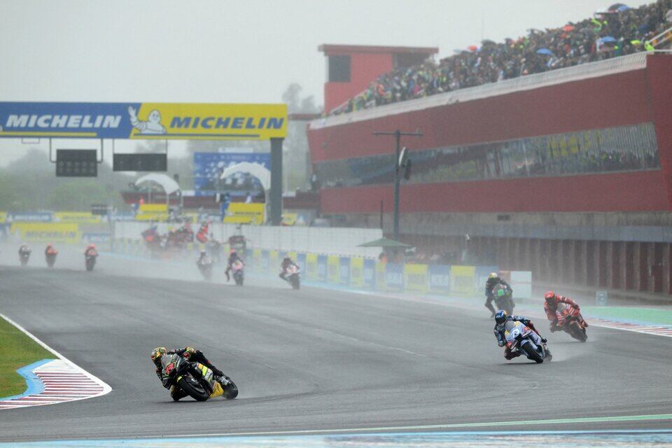 Bezzecchi, ganador, lidera el pelotón del GP de Argentina 2023.