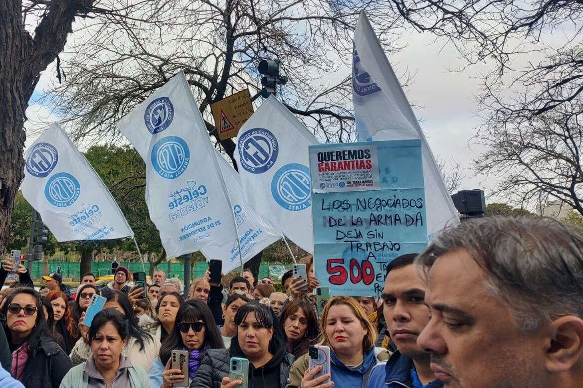 Reclamo de los trabajadores y trabajadoras de Atsa, ayer en el Parque Centenario.