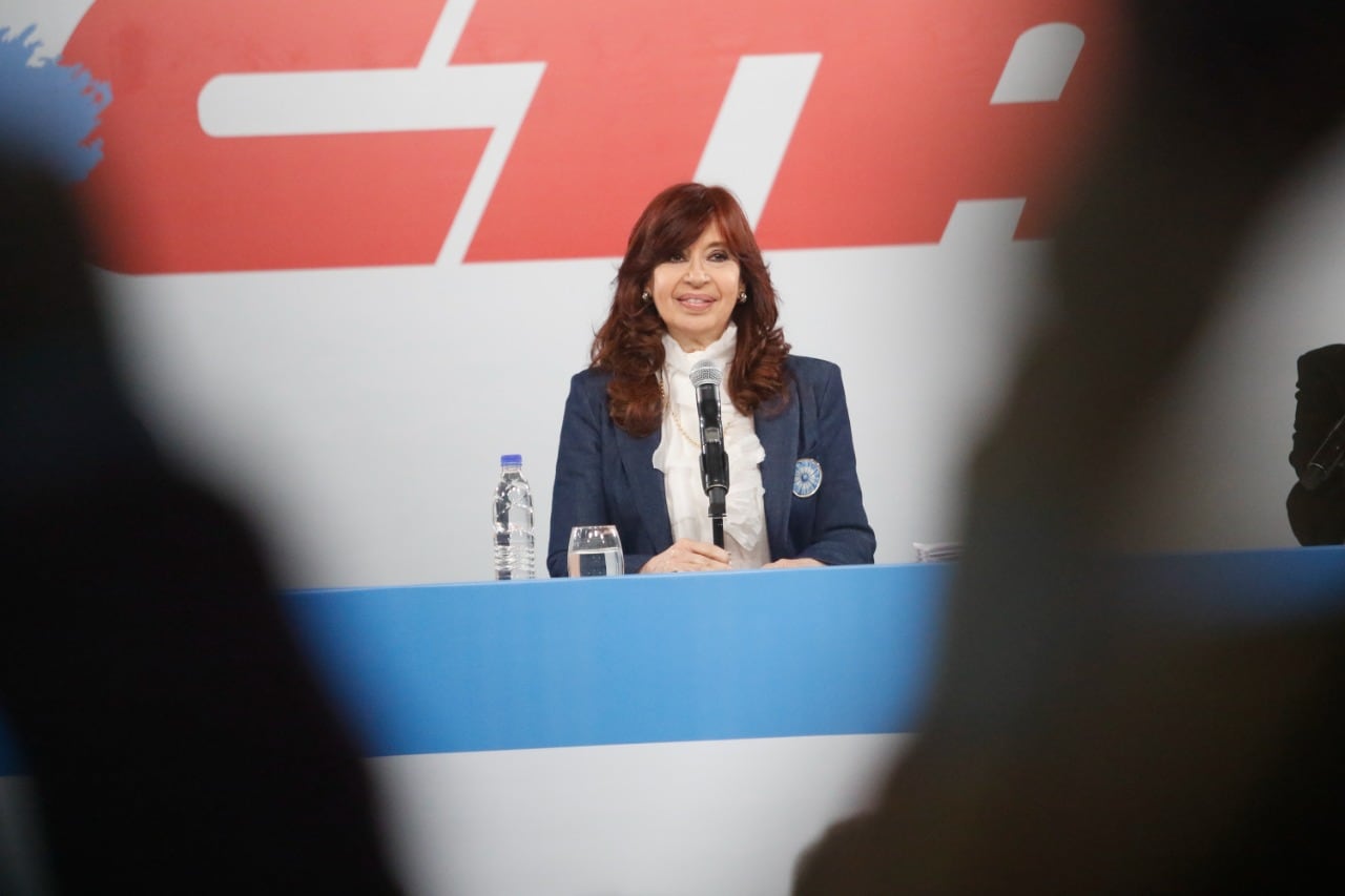 La vicepresidenta Cristina Fernández de Kirchner, en el plenario de delegados de la CTA, llamó la atención sobre el vínculo inflación-dólar-deuda-evasión en una economía bimonetaria.