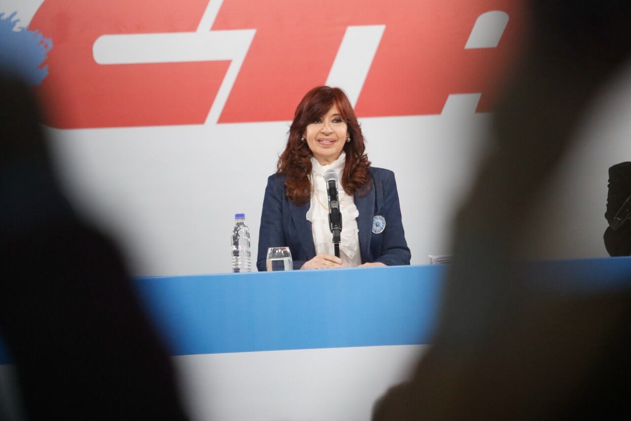 La vicepresidenta Cristina Fernández de Kirchner, en el plenario de delegados de la CTA, llamó la atención sobre el vínculo inflación-dólar-deuda-evasión en una economía bimonetaria.