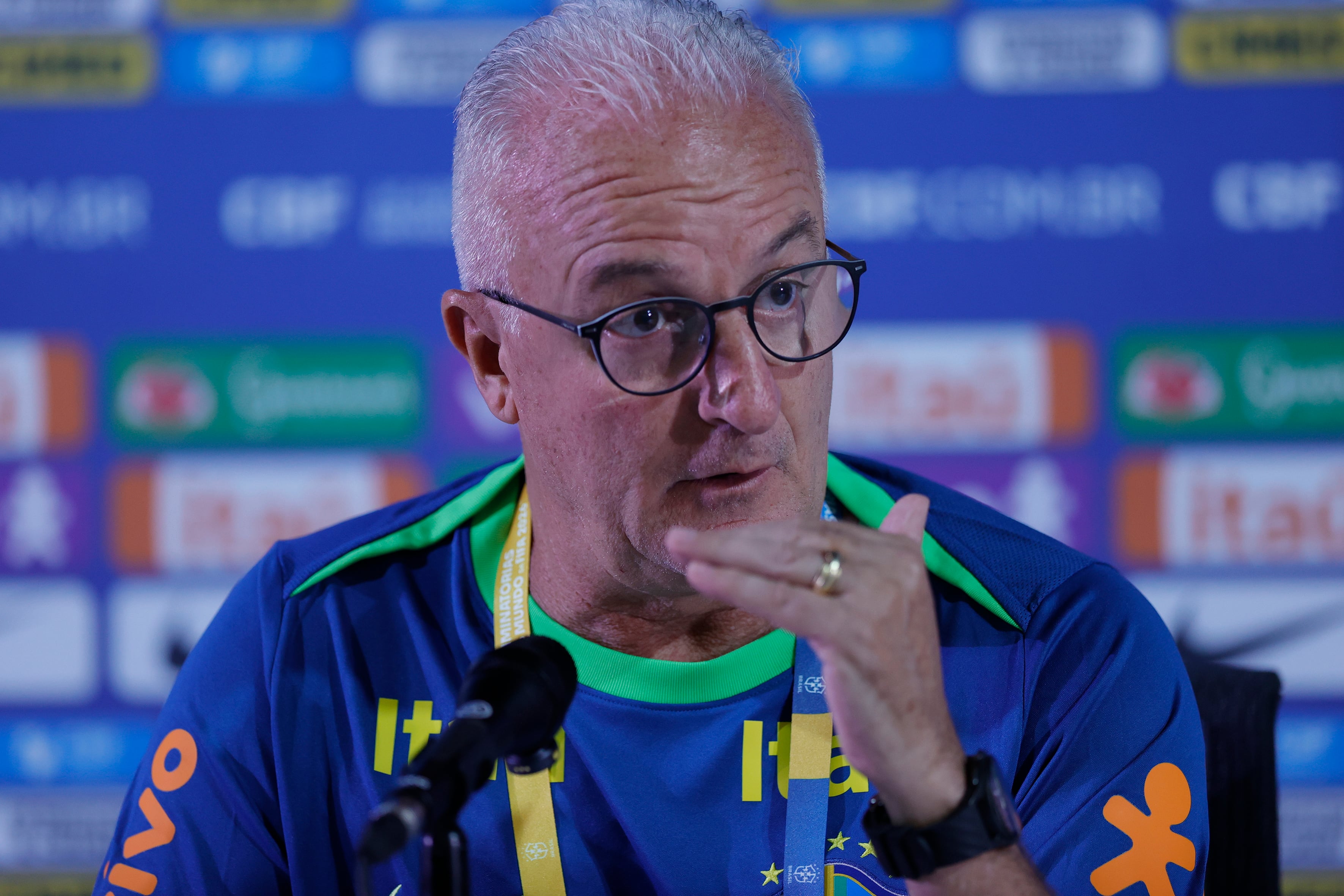 Dorival, el entrenador de Brasil, va con cuatro en ataque.