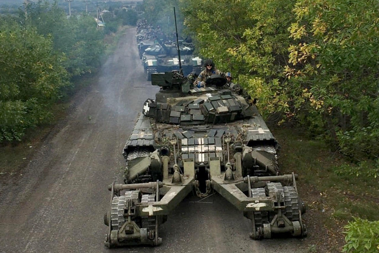 Una columna de blindados ucranianos, el primero equipado con un sistema anti minas, avanzando hacia el este.