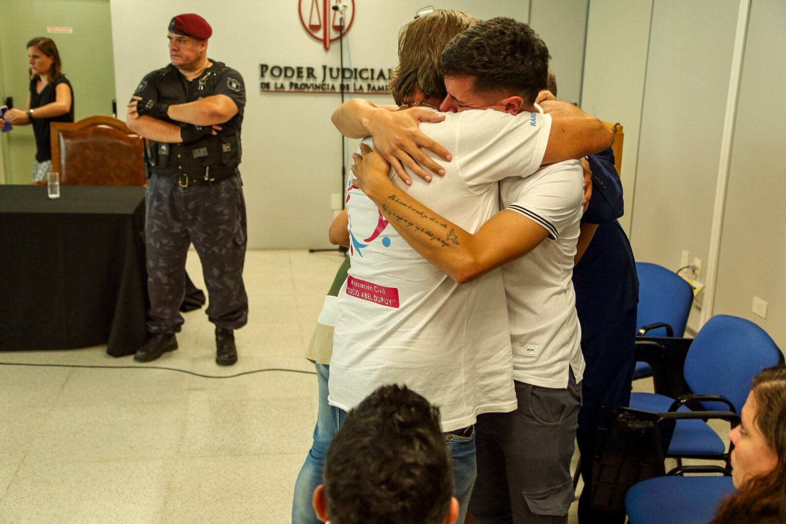 El abuelo y el padre de Lucio celebraron el veredito del Tribunal de Santa Rosa.