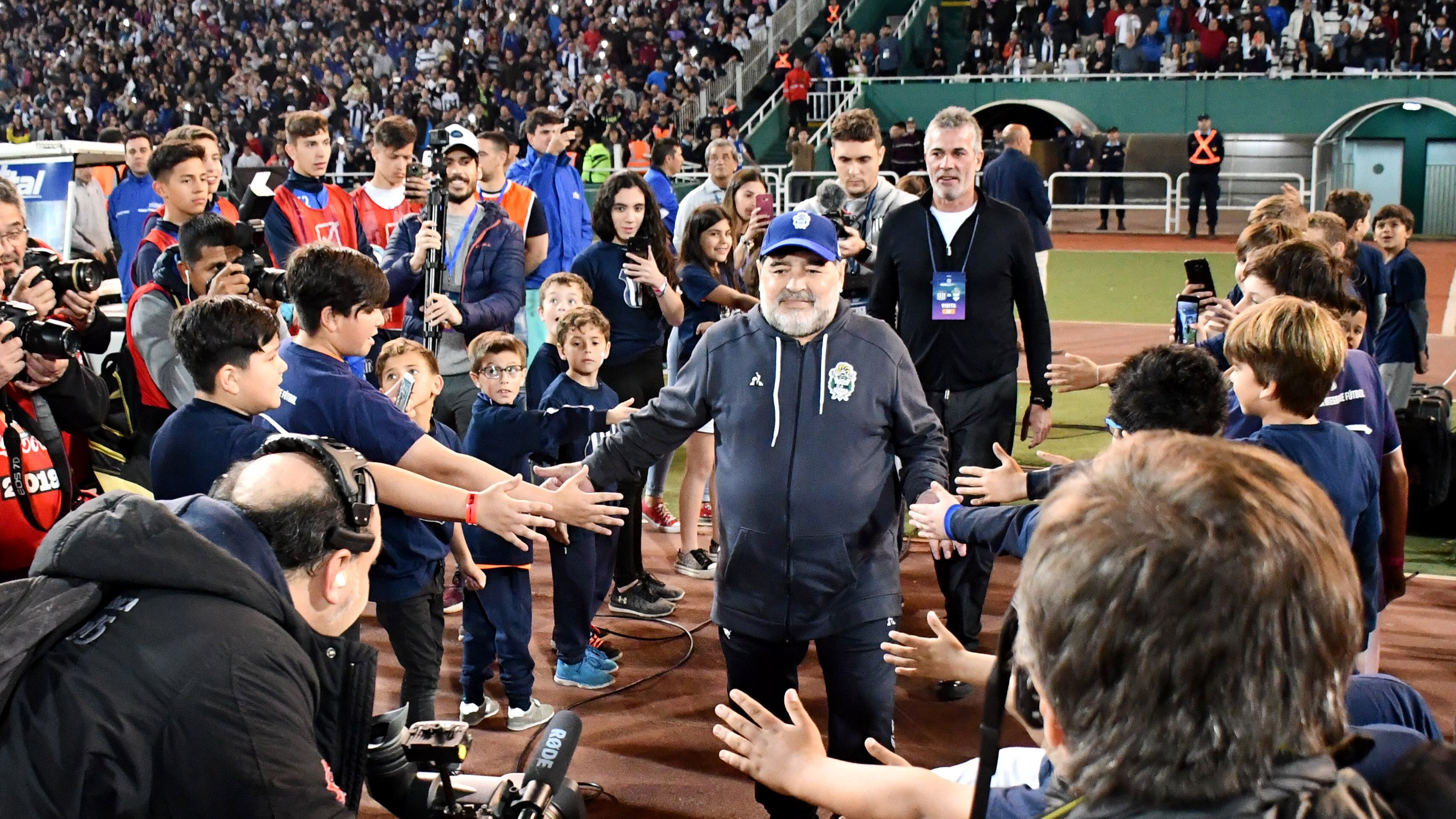 Maradona tuvo una gran recepción del público cordobés. La despedida no tuvo la misma calidez