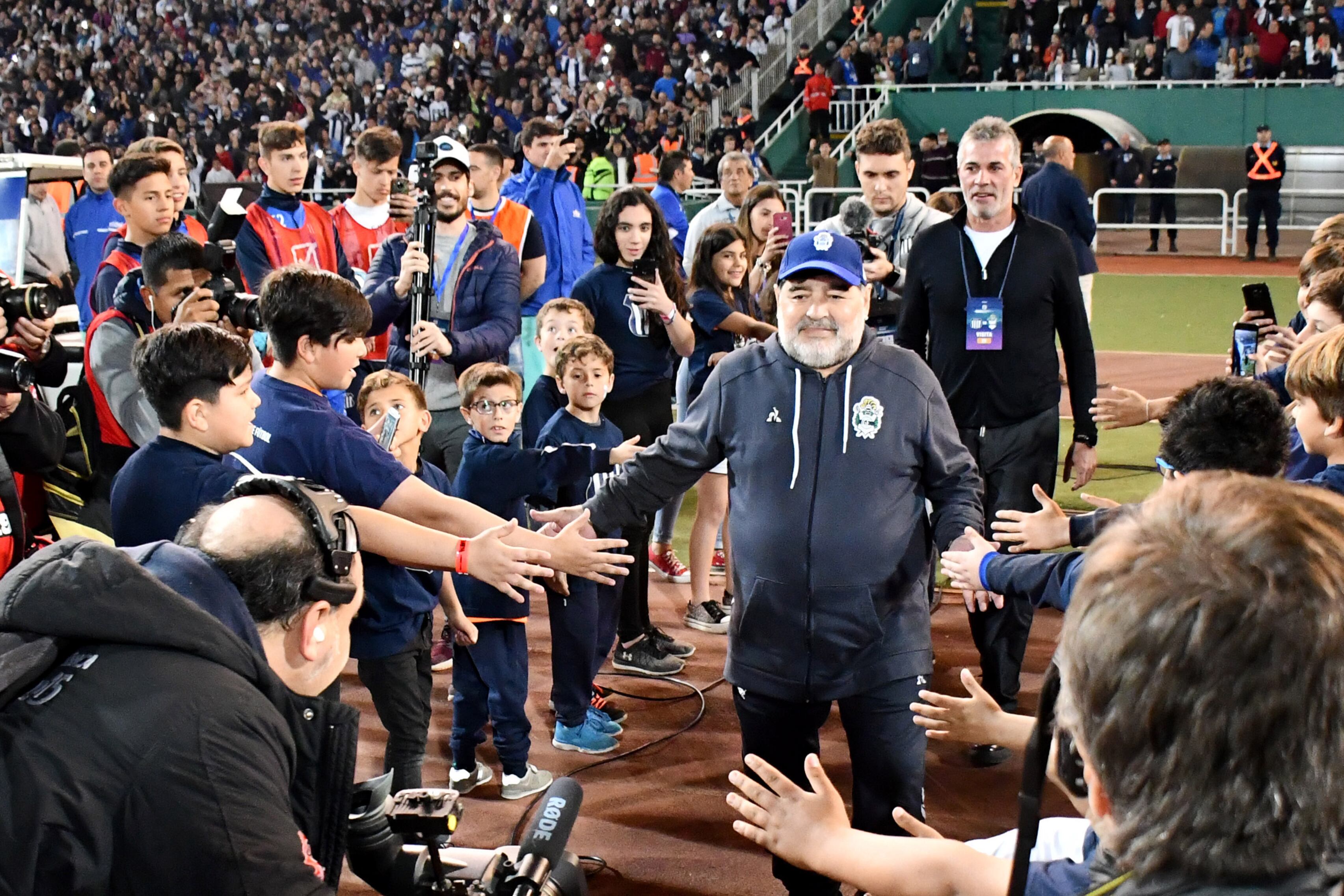 Maradona tuvo una gran recepción del público cordobés. La despedida no tuvo la misma calidez