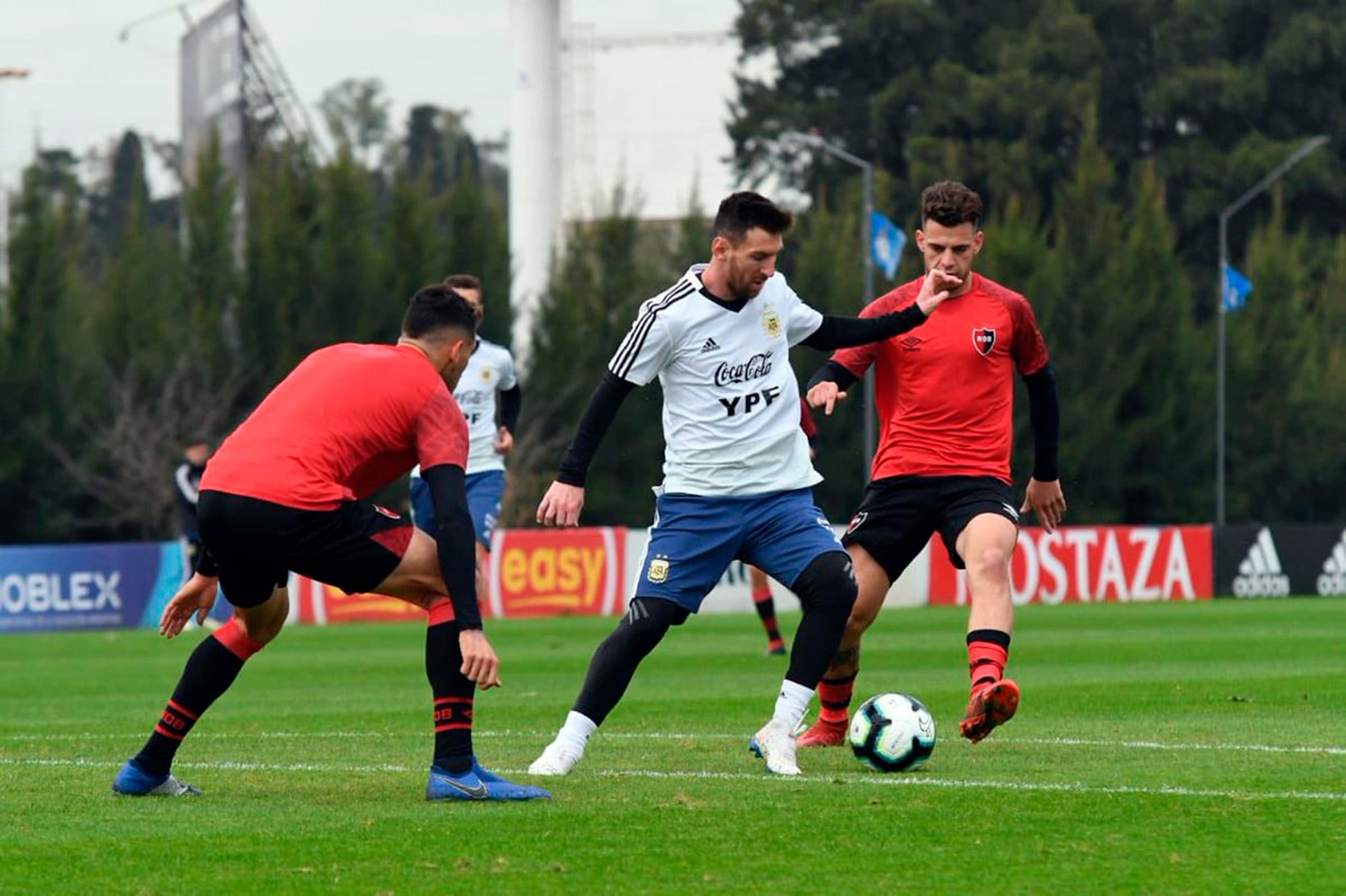 Messi le convirtió en dos oportunidades al equipo de sus amores y ratificó que quiere retirarse en Newell`s.