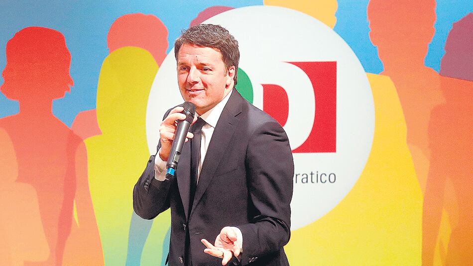 El ex premier Matteo Renzi, líder del Partido Democrático, habla durante un acto de campaña en Milán.