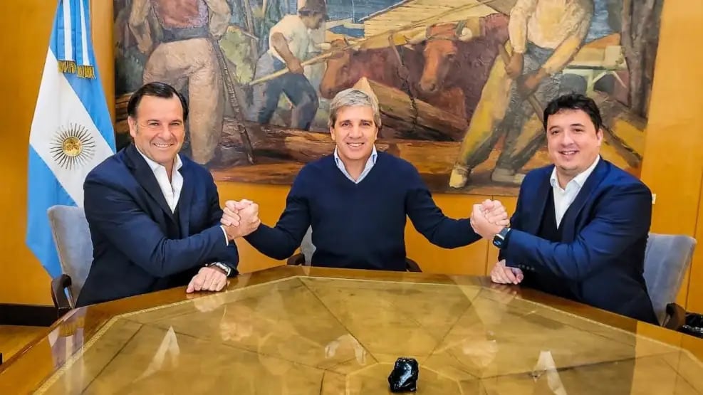 Caputo con los despedidos, como si nada hubiera pasado.