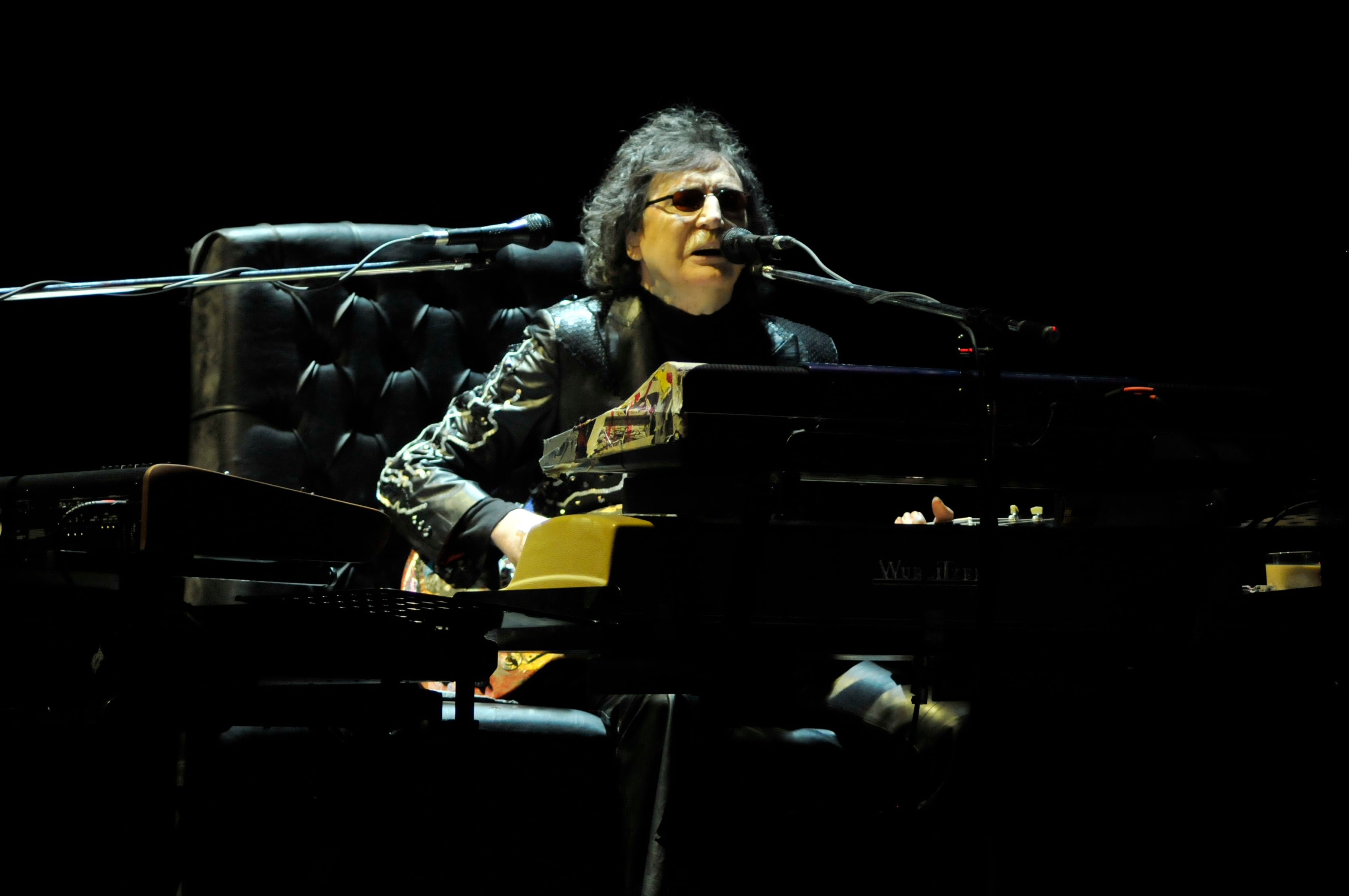 Charly abrió la noche igual que en la despedida de Sui Generis, con Nito e "Instituciones".