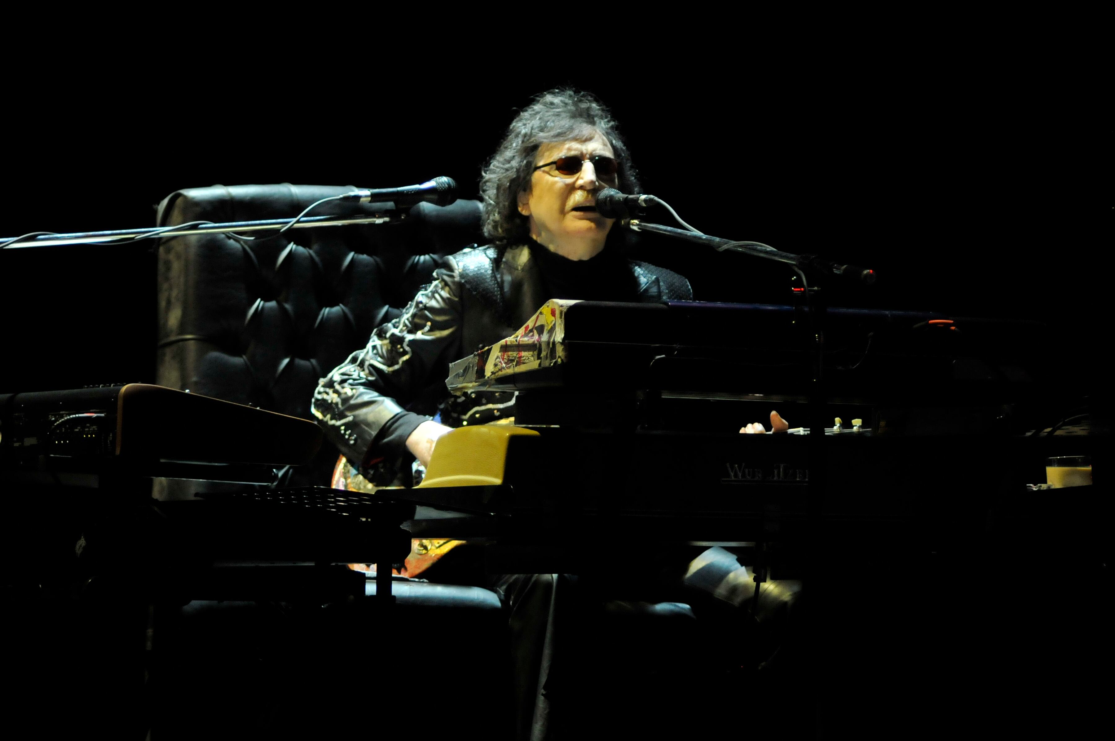 Charly abrió la noche igual que en la despedida de Sui Generis, con Nito e "Instituciones".