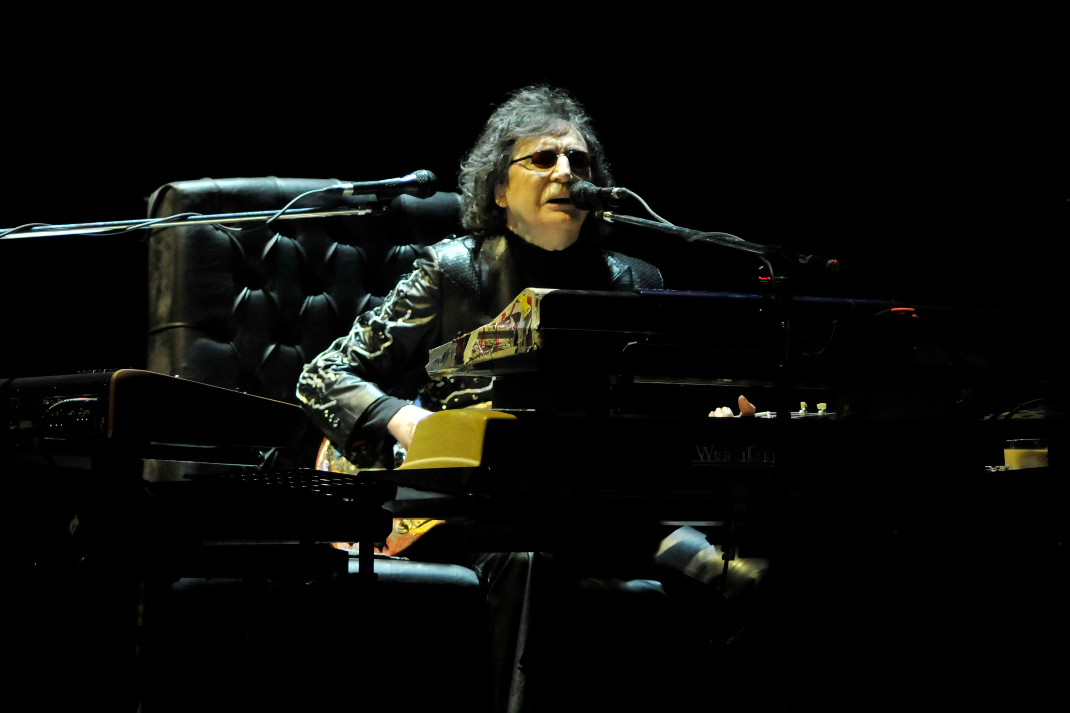 Charly abrió la noche igual que en la despedida de Sui Generis, con Nito e "Instituciones".