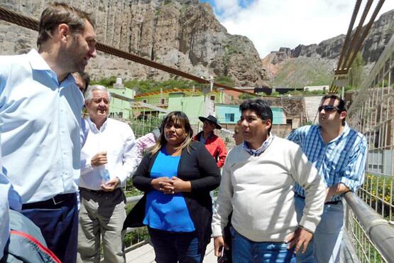 Soto al centro a la derecha, caminando con ex funcionarios provinciales