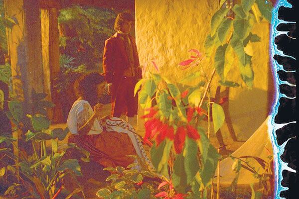 La película propone una discusión respecto de la idea de narración.