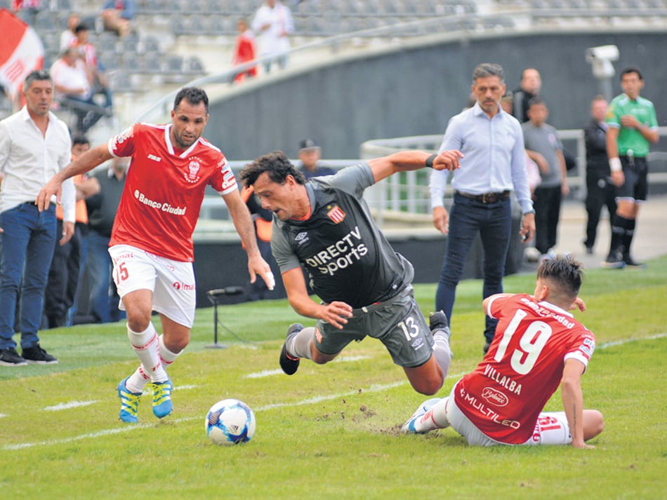 Aguirregaray vuela entre Mariano González y Villalba. El uruguayo marcó el gol de Estudiantes.