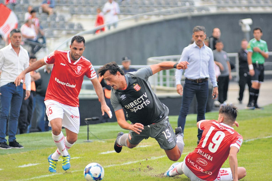 Aguirregaray vuela entre Mariano González y Villalba. El uruguayo marcó el gol de Estudiantes.