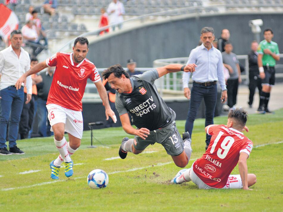 Aguirregaray vuela entre Mariano González y Villalba. El uruguayo marcó el gol de Estudiantes.