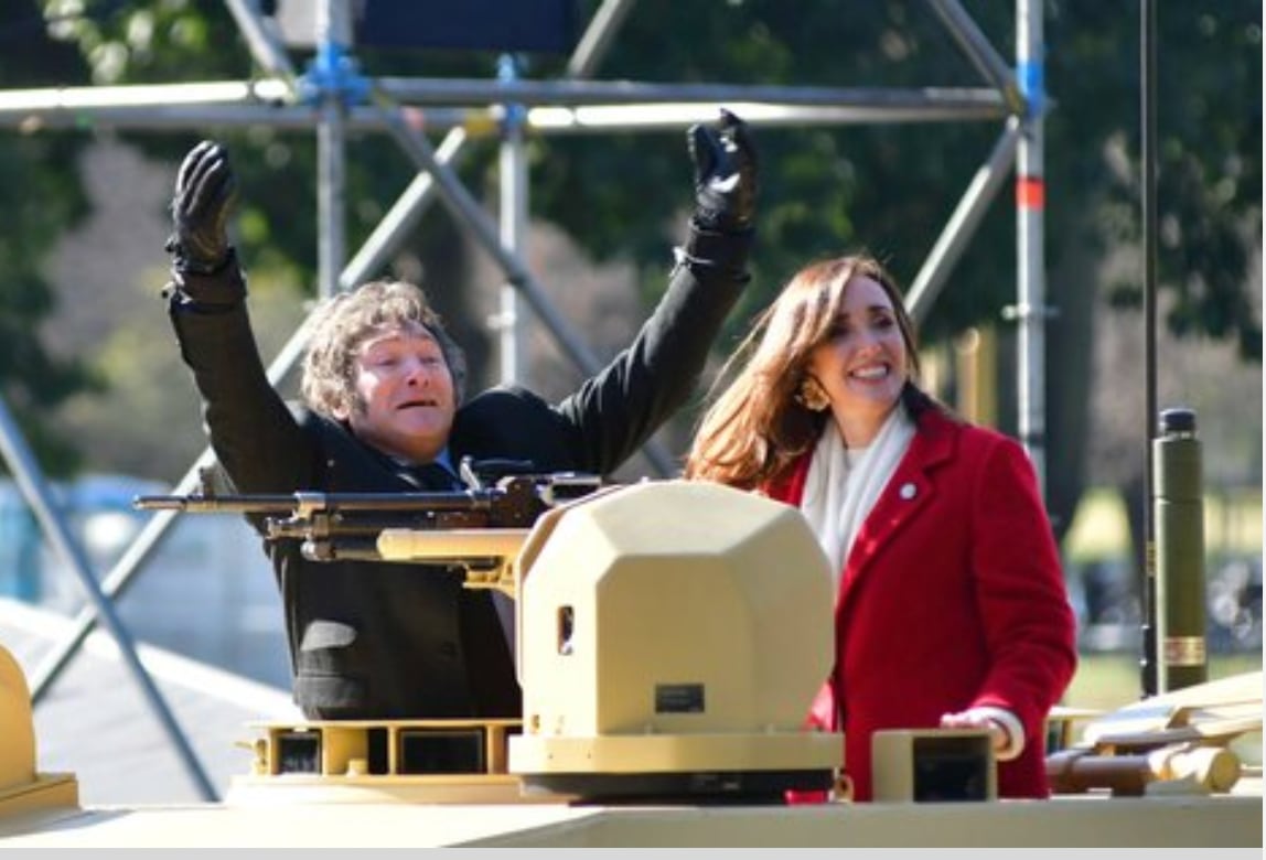 Milei y Villarruel, arriba de un tanque de guerra, en el desfile del 9 de julio.