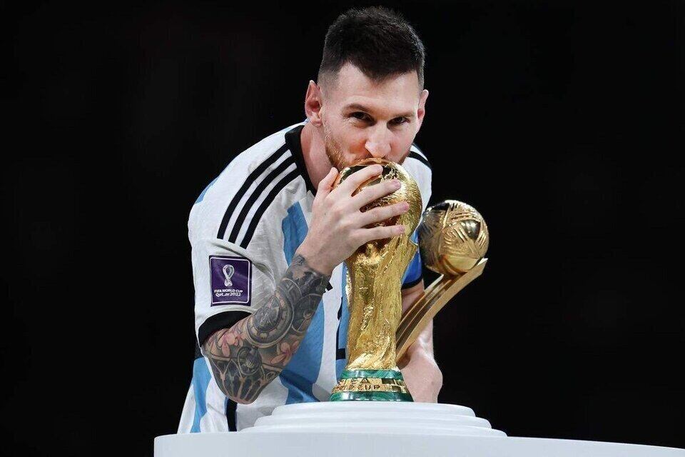 Messi con el trofeo del Mundial Qatar 2022 y el Balón de Oro del torneo