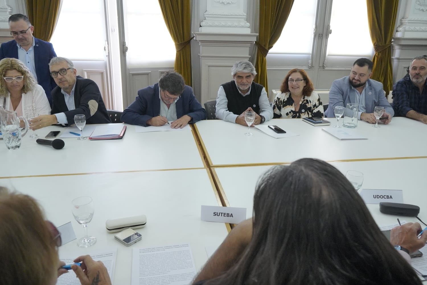 Autoridades provinciales y gremios docente durante la firma del convenio. 