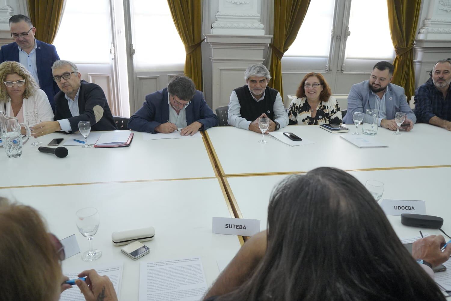 Autoridades provinciales y gremios docente durante la firma del convenio.