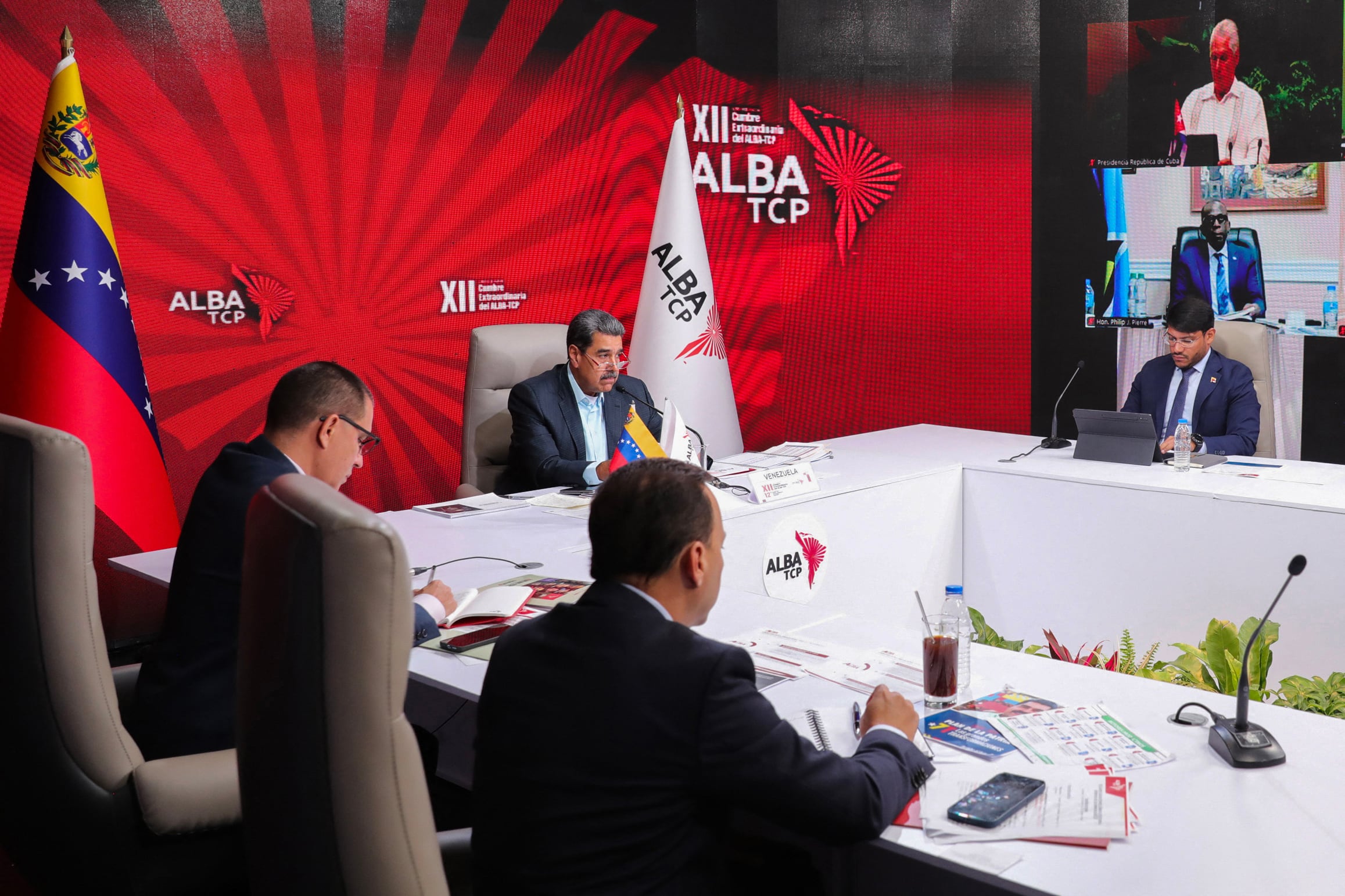 Maduro participa en la cumbre virtual del ALBA desde el Palacio de Miraflores en Caracas.