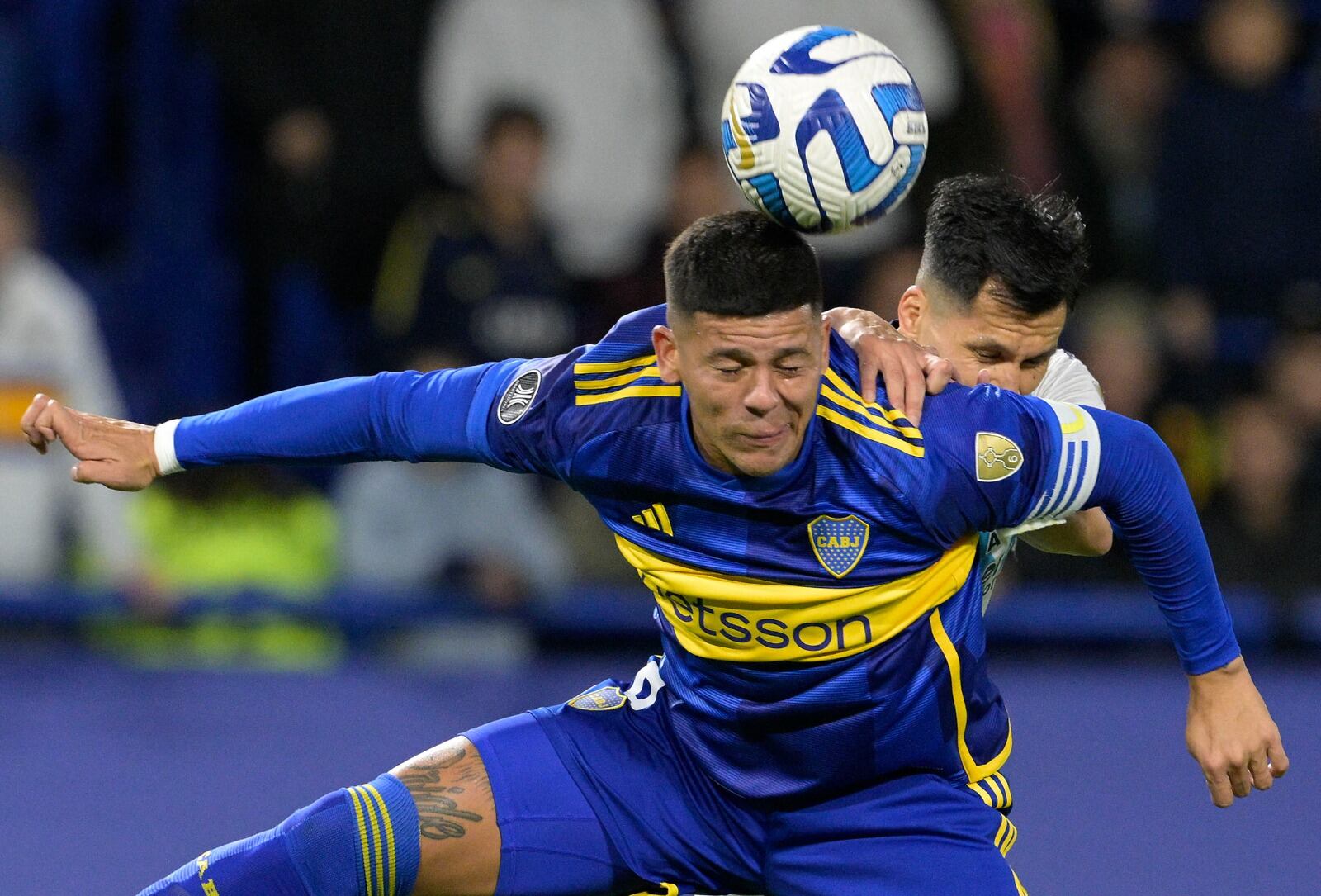 Rojo y Sigali luchan por el aire. Duelo de capitanes en Boca-Racing