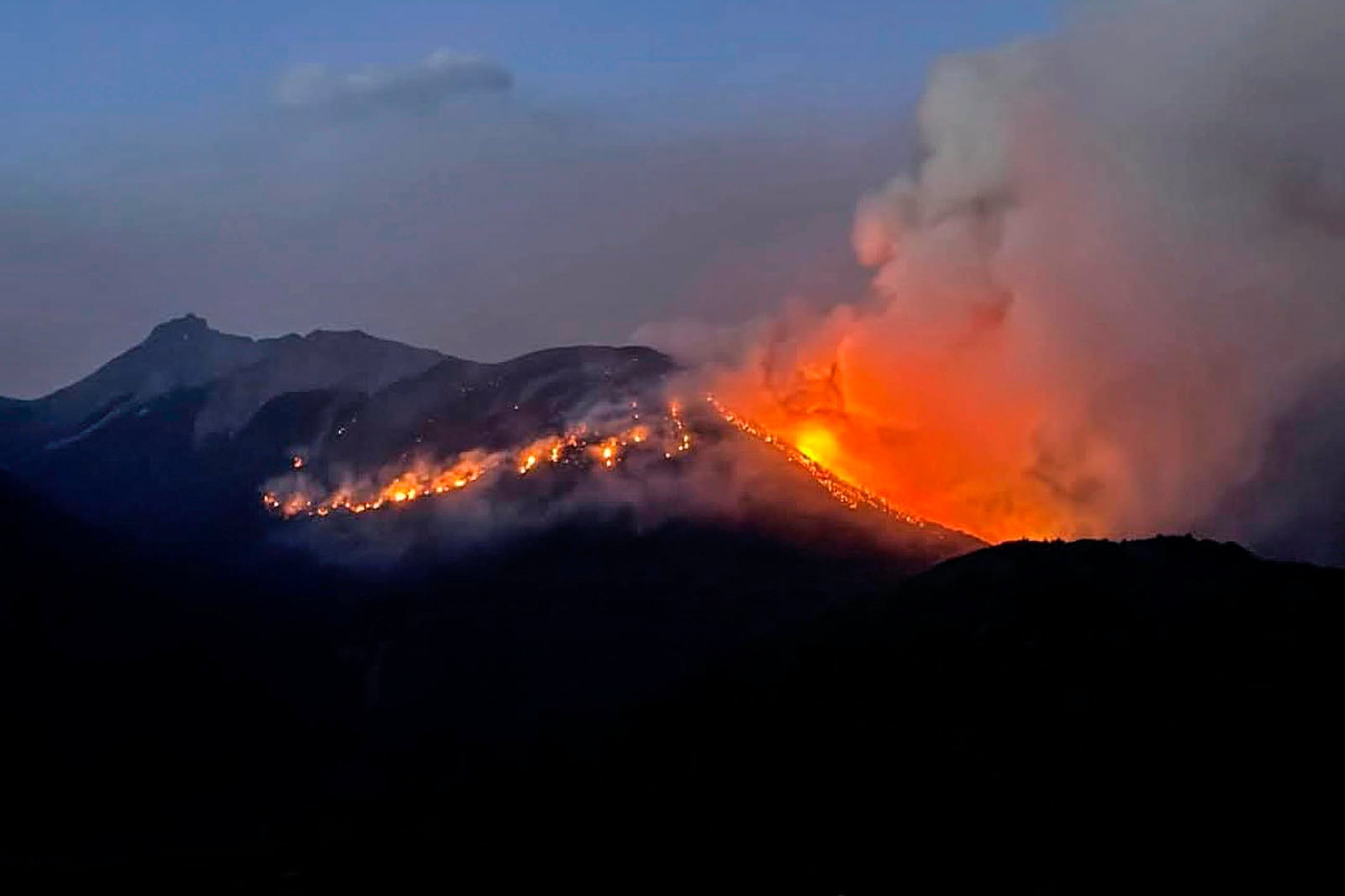 Ahora los incendios brotaron en El Bolsón.