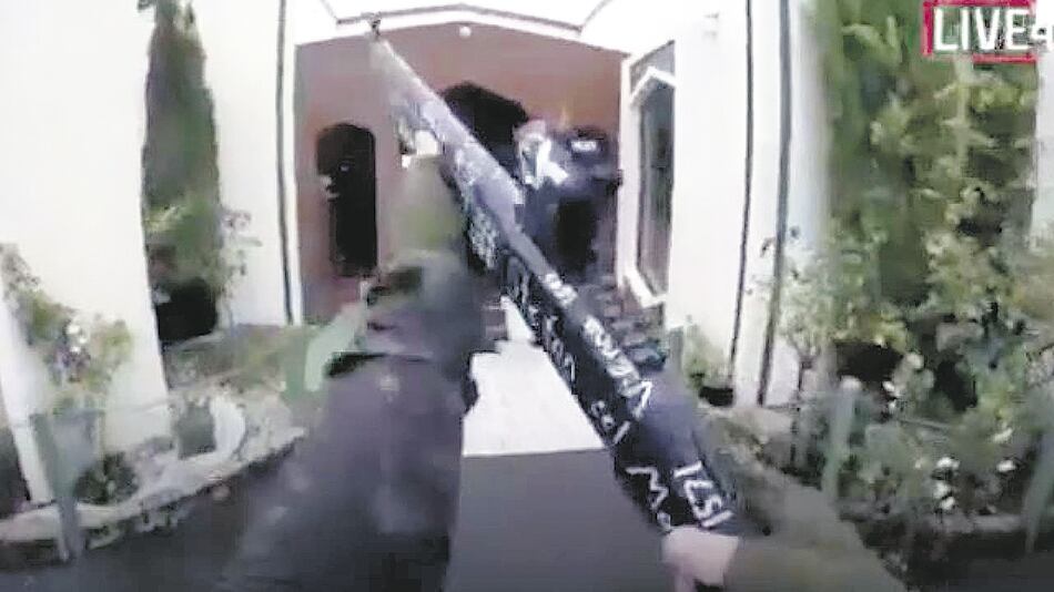 Captura de pantalla del video del atacante al llegar a la mezquita Al Noor en Christchurch.