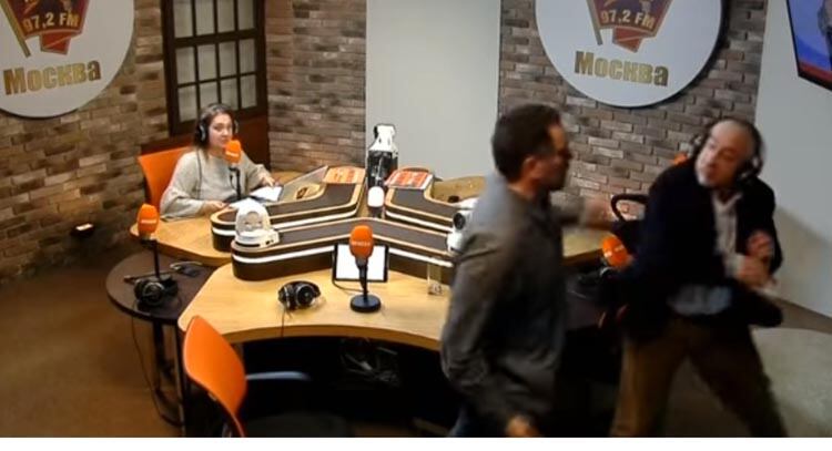 El momento en que los puños reemplazaron a los argumentos en la radio moscovita.