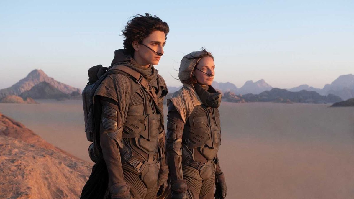 Timothée Chalamet y Rebecca Ferguson en el planeta Arrakis. 