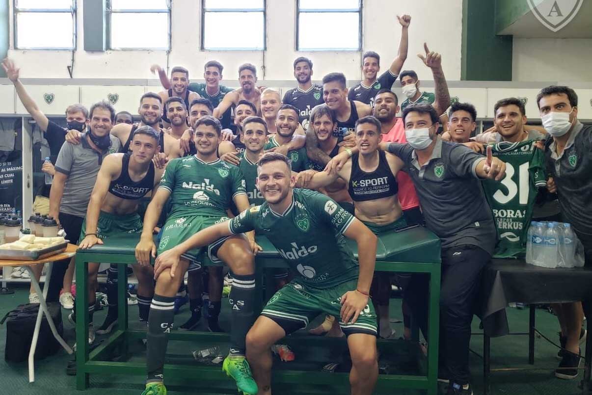 Festejo del Verde tras la primera victoria en la Liga de Fútbol Profesional
