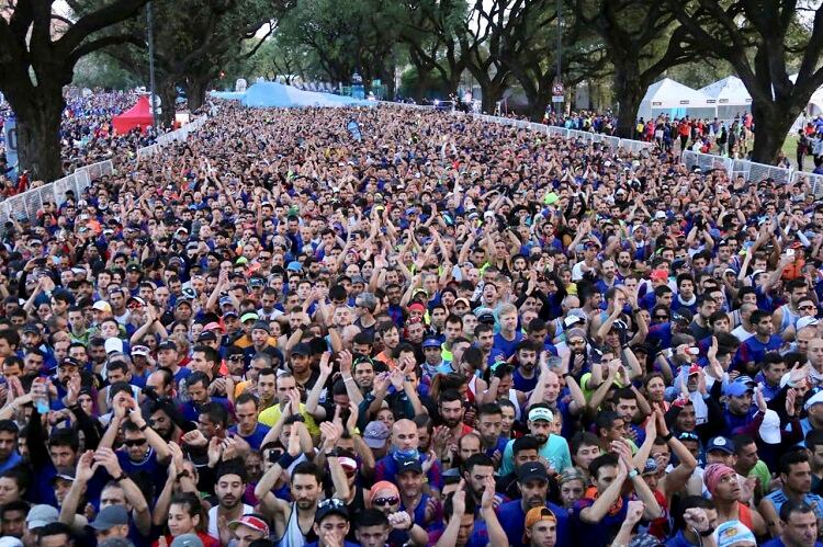 Una imagen de la meda maratón, que se corrió el 25 de agosto y reunió a unos 20 mil atletas.