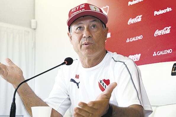 Ariel Holan, DT de Independiente, durante la conferencia de prensa.