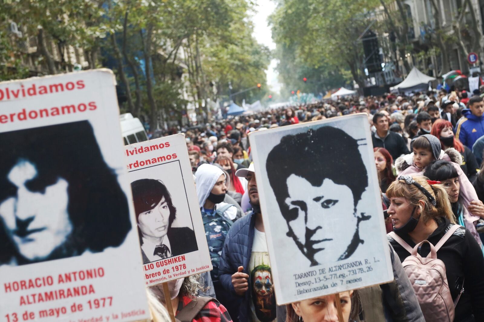 Miles de personas marchan cada 24 de marzo.