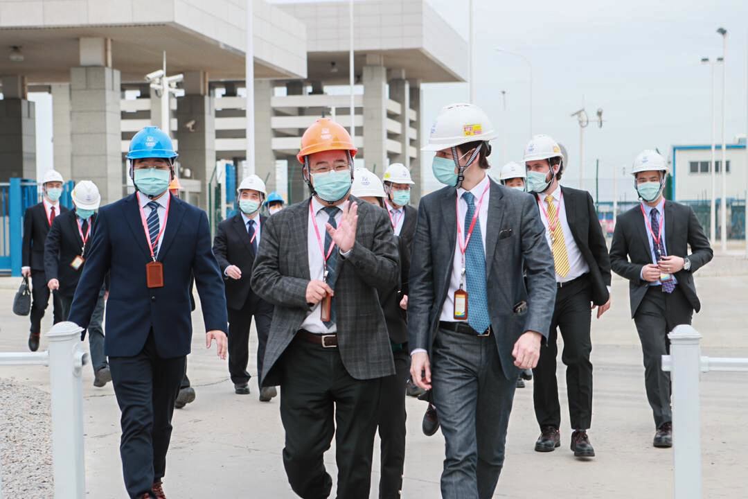 Los funcionarios de la República Popular China con el embajador argentino en ese país, Sabino Vaca Narvaja. 
