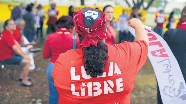 Simpatizantes de Lula apoyan en la puerta del Superior Tribunal de Justicia en Brasilia.