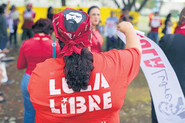 Simpatizantes de Lula apoyan en la puerta del Superior Tribunal de Justicia en Brasilia.