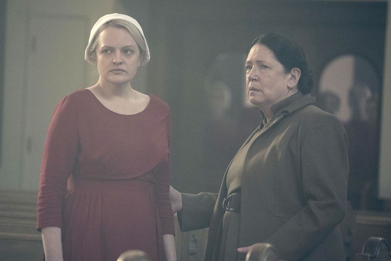 June / Offred y la Tía Lydia: algo cambiará en la relación entre mujeres.