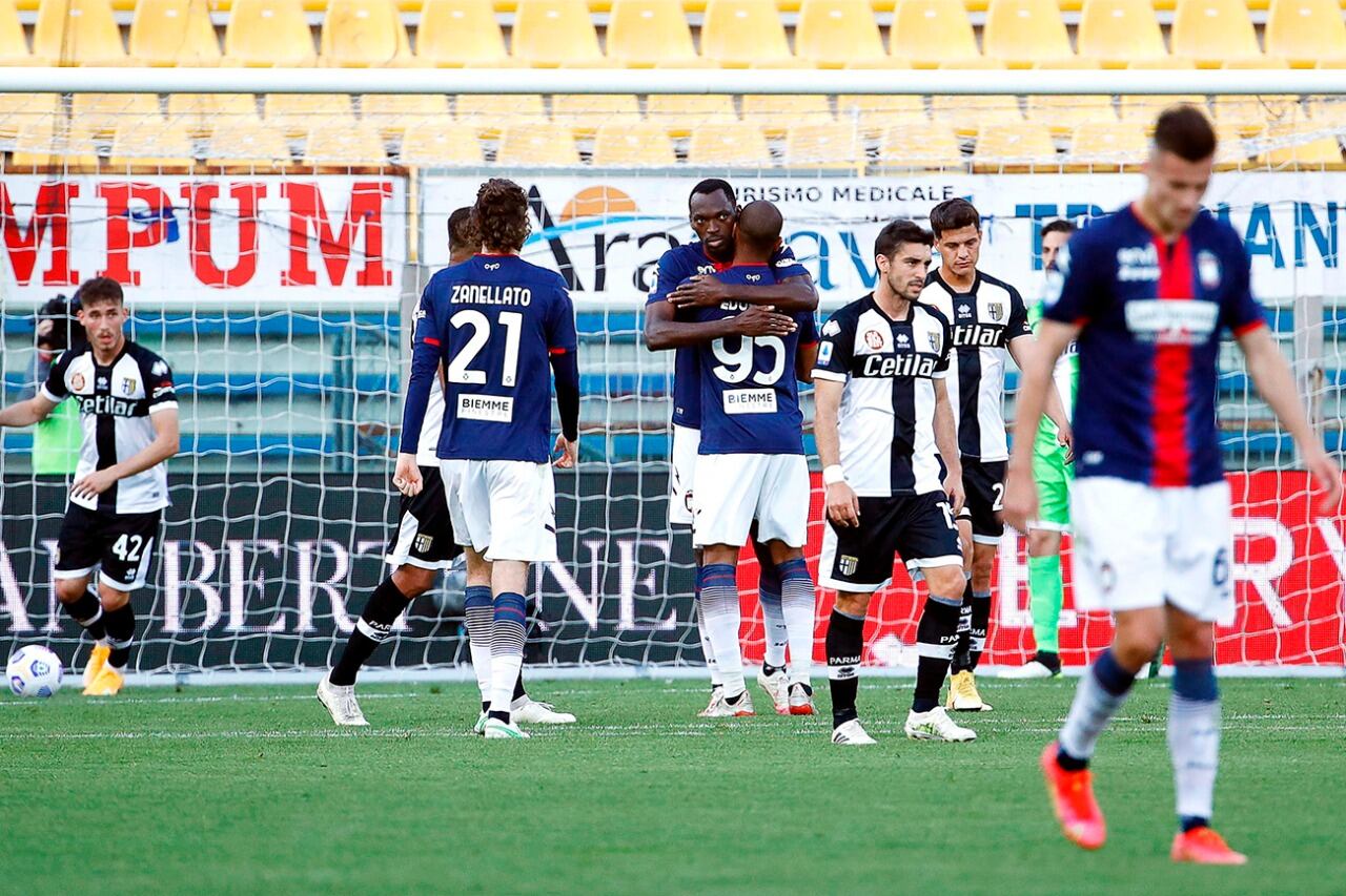Crotone celebra el doblete del nigeriano Simy.