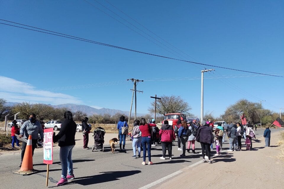 Protesta sobre el cruce de la ruta nacional 40 y la ruta provincial 44