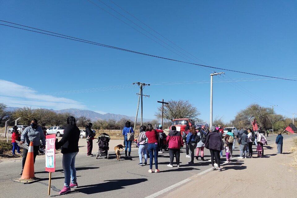 Protesta sobre el cruce de la ruta nacional 40 y la ruta provincial 44