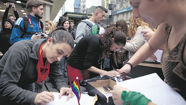Cientos de personas hicieron ayer el trámite en Callao y Corrientes.