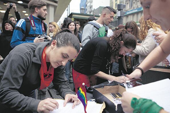 Cientos de personas hicieron ayer el trámite en Callao y Corrientes.