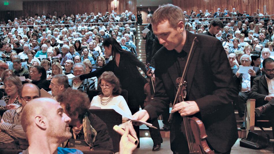 El viernes, los músicos repartieron volantes y llevaron sus instrumentos con cintas celestes y blancas.