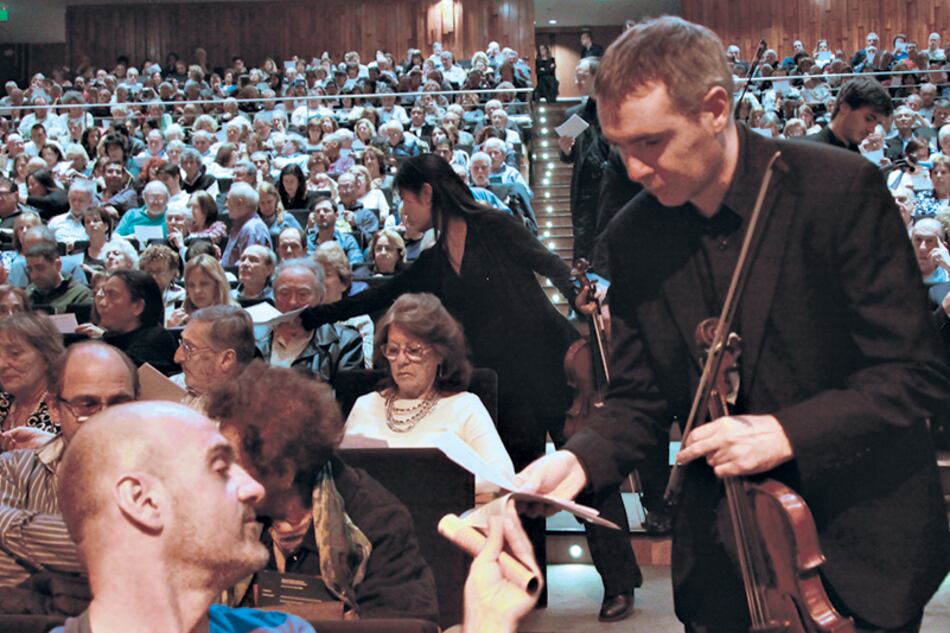 El viernes, los músicos repartieron volantes y llevaron sus instrumentos con cintas celestes y blancas.