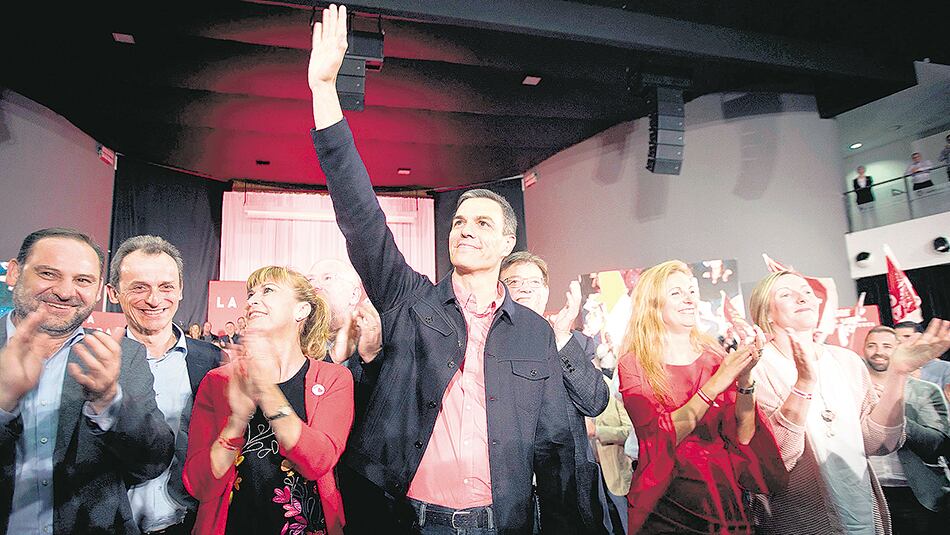 El presidente español Pedro Sánchez saluda en un acto en Castellón.